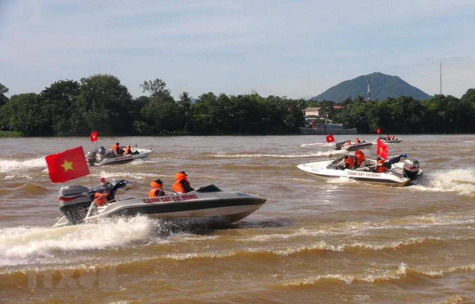 越南机动警察司令部同承天顺化省公安配合举行预防自然灾害演习活动。越通社记者 祥微 摄