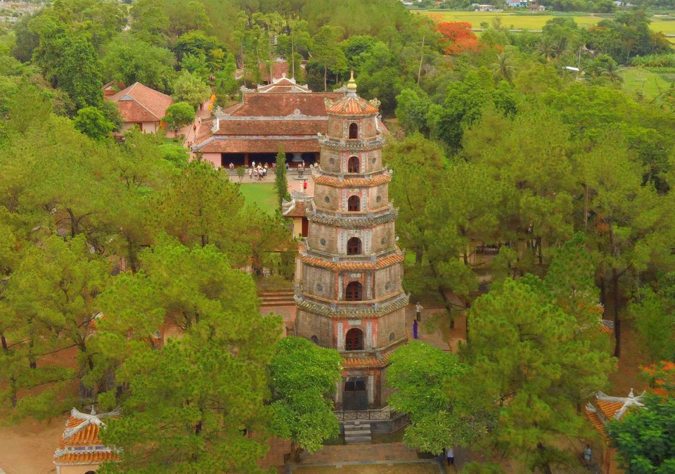 高于七层的福缘塔。越通社记者 日英 摄