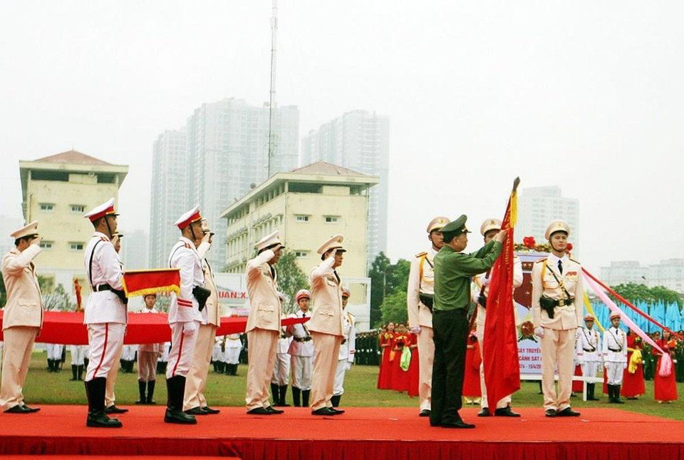 越南公安部部长苏林大将在越南机动警察部队成立45周年纪念日纪念典礼上向越南机动警察力量颁发一级军功勋章。越通社记者 阮民 摄