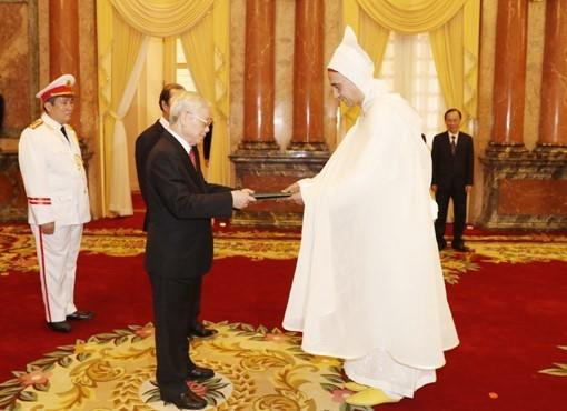 越共中央总书记、国家主席阮富仲接受摩洛哥驻越大使Jamale Chouaibi递交的国书。越通社记者 智勇 摄