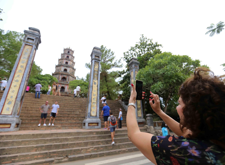 国内外游客参观天姥寺。越通社记者 日英 摄