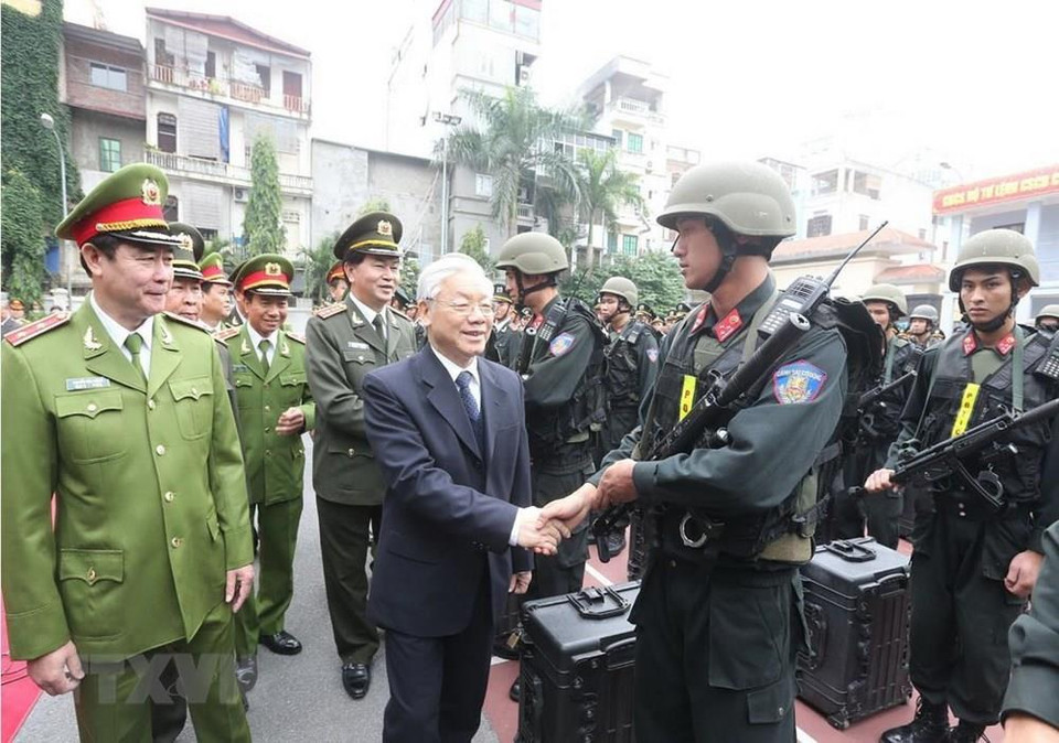 越共中央总书记阮富仲探访和检查越南公安部旗下机动警察司令部的随时作战工作。越通社记者 智勇 摄