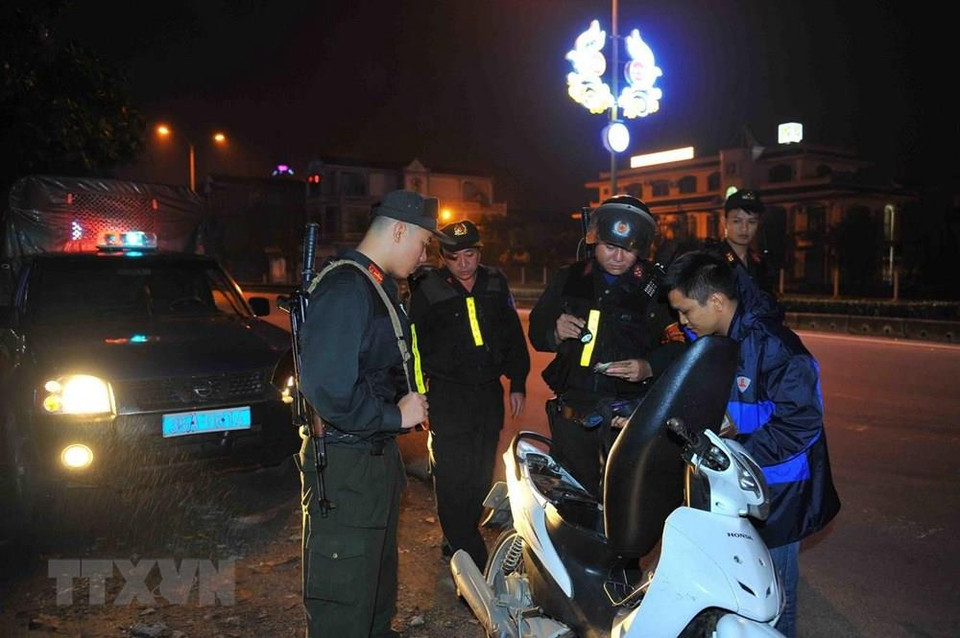 宁平省公安机动警察处战士们在2019年联合国卫塞节举行期间进行巡逻。越通社记者 明德 摄