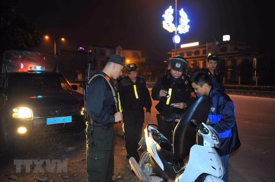 宁平省公安机动警察处战士们在2019年联合国卫塞节举行期间进行巡逻。越通社记者 明德 摄