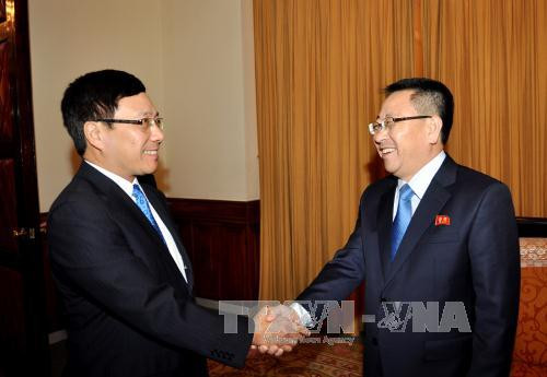 越南政府副总理兼外交部长范平明 12 月 16 日下午会见了朝鲜新任驻越南大使金明吉。（图片来源：越通社）