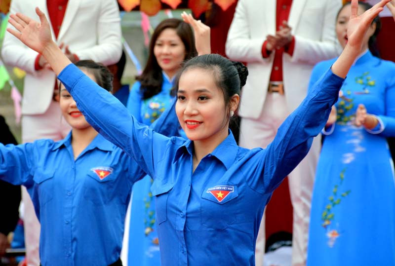 在对歌联欢活动中，中越两国青年歌手已唱起了许多充分体现爱国主义、男女恋爱、和平渴望、青年渴望和越中两国友谊的歌曲。（图片来源：mongcai.gov.vn）