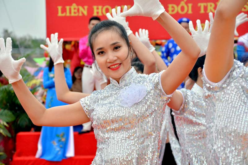 在对歌联欢活动中，中越两国青年歌手已唱起了许多充分体现爱国主义、男女恋爱、和平渴望、青年渴望和越中两国友谊的歌曲。（图片来源：mongcai.gov.vn）