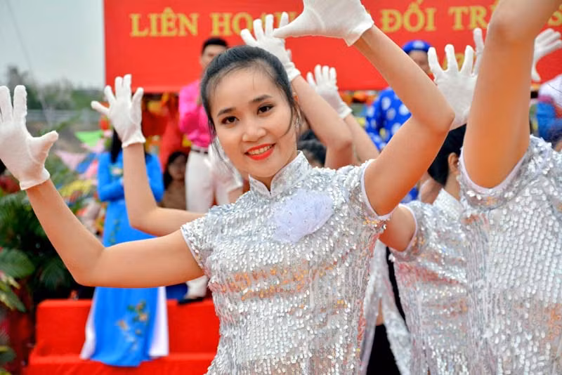 在对歌联欢活动中，中越两国青年歌手已唱起了许多充分体现爱国主义、男女恋爱、和平渴望、青年渴望和越中两国友谊的歌曲。（图片来源：mongcai.gov.vn）