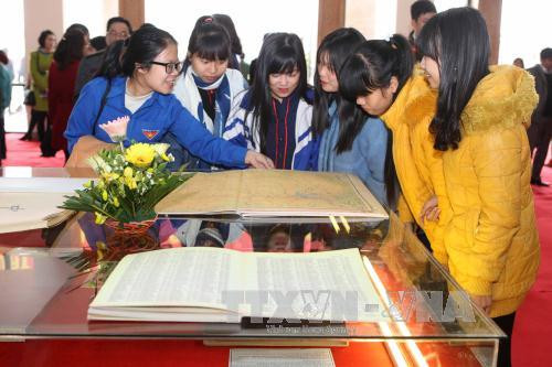 越南或西方国家从 17 世纪至今出版，证明越南对黄沙和长沙两个群岛拥有主权的近 100 张地图……