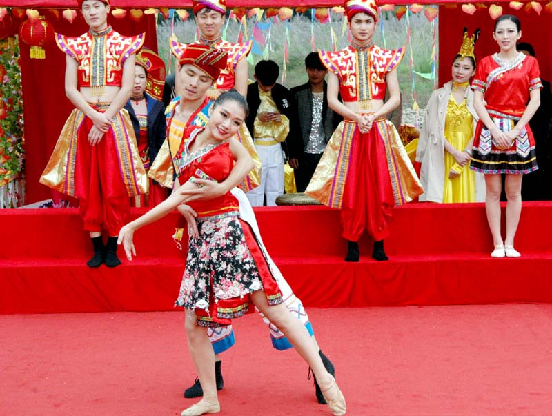 在对歌联欢活动中，中越两国青年歌手已唱起了许多充分体现爱国主义、男女恋爱、和平渴望、青年渴望和越中两国友谊的歌曲。（图片来源：mongcai.gov.vn）