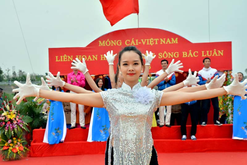 两国青年所演出的各歌舞节目均带有两国传统民歌和现代音乐。（图片来源：mongcai.gov.vn）