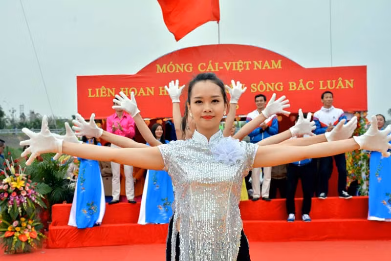 两国青年所演出的各歌舞节目均带有两国传统民歌和现代音乐。（图片来源：mongcai.gov.vn）