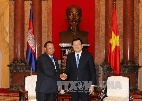 12月16日下午，越南国家主席张晋创在主席府会见了来访的柬埔寨参议院主席赛宗一行。（图片来源：越通社）