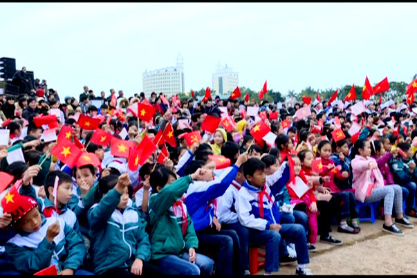 尽管天气寒冷，但该活动已吸引两国广大干部和人民的关注。（图片来源：mongcai.gov.vn）