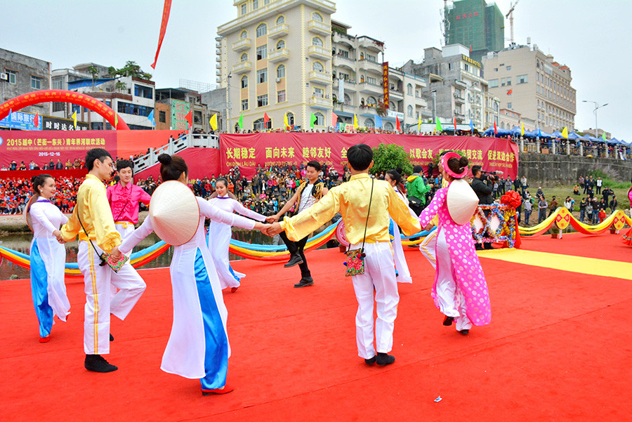 各精彩歌舞节目已给两国人民留下深刻的印象，让两国人民更加了解彼此国家文化和风俗习惯，有助于深化越中两国友谊。（图片来源：mongcai.gov.vn）
