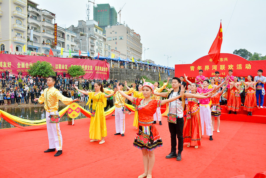两国青年所演出的各歌舞节目均带有两国传统民歌和现代音乐。（图片来源：mongcai.gov.vn）
