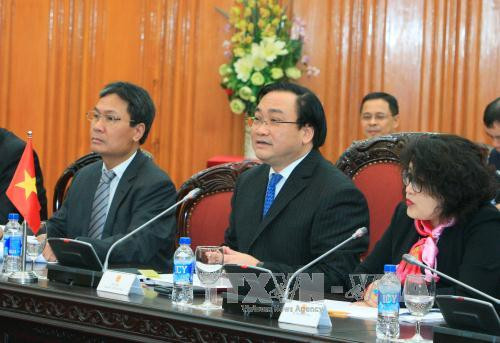 越南政府副总理、越俄政府间经贸与科技合作联合委员会越方分委会主席黄忠海同俄罗斯政府第一副总理、越俄政府间经贸与科技合作联合委员会俄方分委会主席舒 瓦洛夫12 月 16 日上午在政府总部举行了会谈 。（图片来源：越通社）