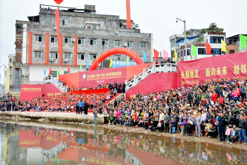 尽管天气寒冷，但该活动已吸引两国广大干部和人民的关注。（图片来源：mongcai.gov.vn）