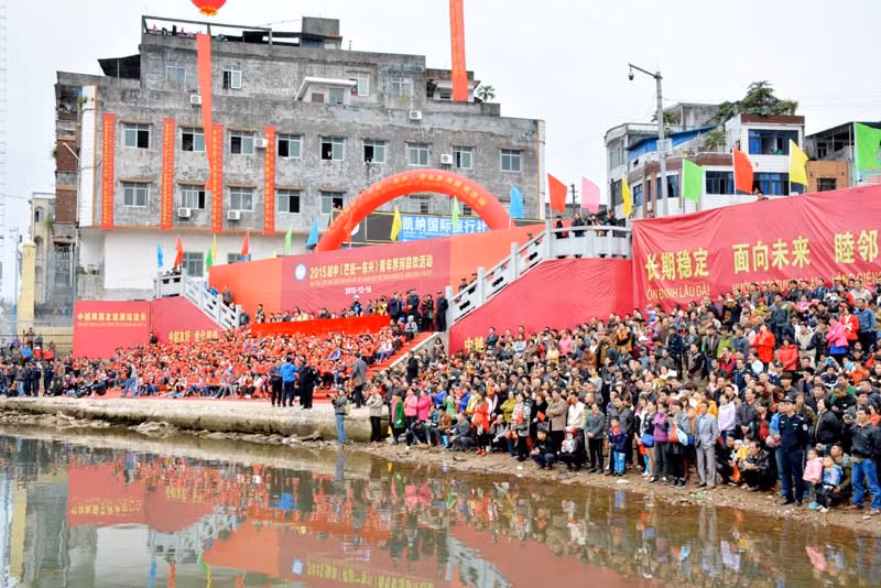 尽管天气寒冷，但该活动已吸引两国广大干部和人民的关注。（图片来源：mongcai.gov.vn）