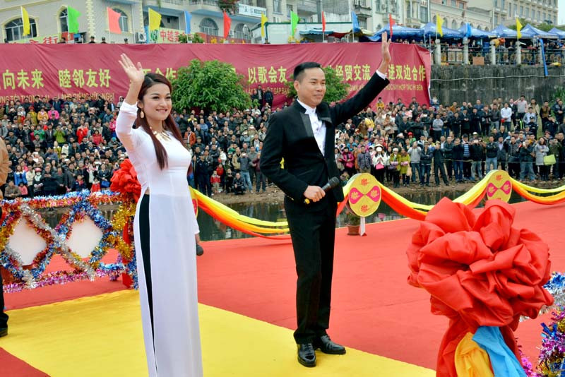 各精彩歌舞节目已给两国人民留下深刻的印象，让两国人民更加了解彼此国家文化和风俗习惯，有助于深化越中两国友谊。（图片来源：mongcai.gov.vn）