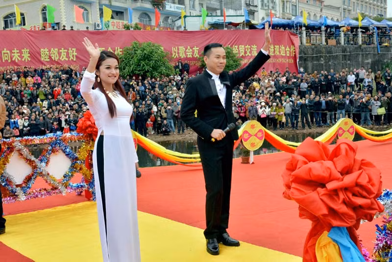 各精彩歌舞节目已给两国人民留下深刻的印象，让两国人民更加了解彼此国家文化和风俗习惯，有助于深化越中两国友谊。（图片来源：mongcai.gov.vn）