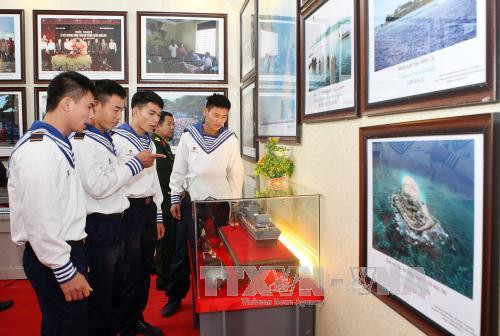 展会上展示由越南封建朝廷和印度支那法国政府从 17 世纪到 20 世纪初颁布的汉喃字、越南语和法语等的文件和资料......