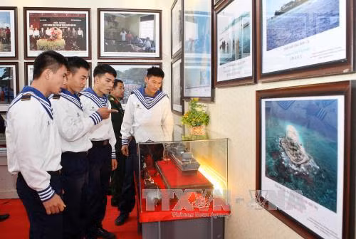 展会上展示由越南封建朝廷和印度支那法国政府从 17 世纪到 20 世纪初颁布的汉喃字、越南语和法语等的文件和资料......