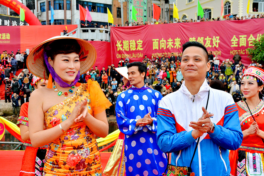 两国青年所演出的各歌舞节目均带有两国传统民歌和现代音乐。（图片来源：mongcai.gov.vn）