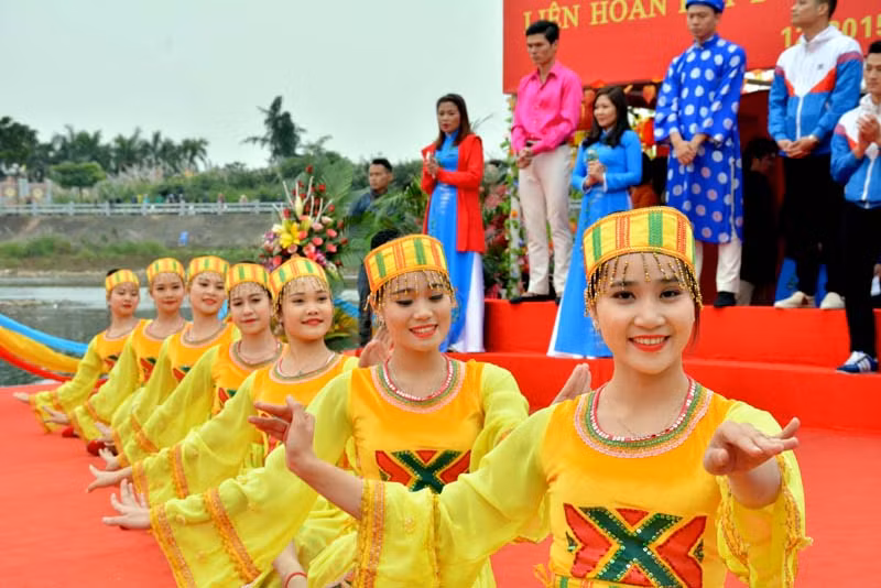 各精彩歌舞节目已给两国人民留下深刻的印象，让两国人民更加了解彼此国家文化和风俗习惯，有助于深化越中两国友谊。（图片来源：mongcai.gov.vn）