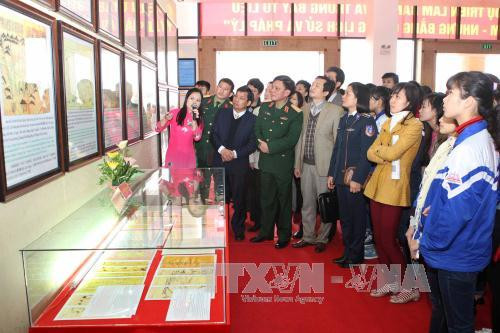 以及越南社会主义共和国国家从 1975 年至今颁布关于黄沙和长沙两个群岛及归属越南领土的其他海域主权的行政文件复制版……