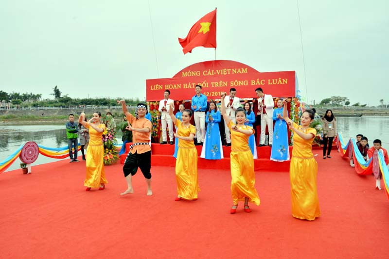 各精彩歌舞节目已给两国人民留下深刻的印象，让两国人民更加了解彼此国家文化和风俗习惯，有助于深化越中两国友谊。（图片来源：mongcai.gov.vn）