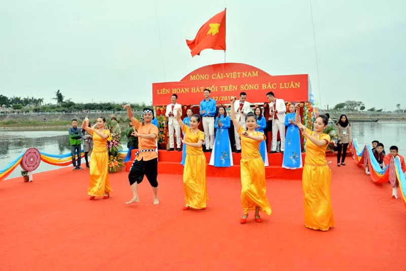 各精彩歌舞节目已给两国人民留下深刻的印象，让两国人民更加了解彼此国家文化和风俗习惯，有助于深化越中两国友谊。（图片来源：mongcai.gov.vn）