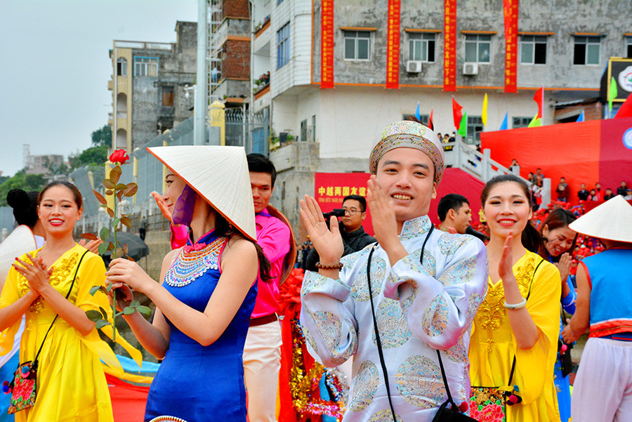 在对歌联欢活动中，中越两国青年歌手已唱起了许多充分体现爱国主义、男女恋爱、和平渴望、青年渴望和越中两国友谊的歌曲。（图片来源：mongcai.gov.vn）