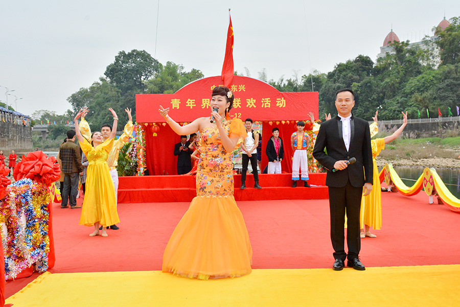 两国青年所演出的各歌舞节目均带有两国传统民歌和现代音乐。（图片来源：mongcai.gov.vn）