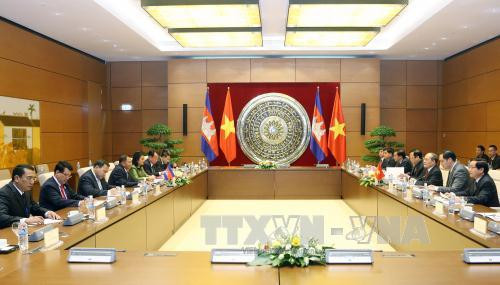 12月16日上午，国会主席阮生雄在国会大厦举行仪式，欢迎赛宗主席访越。其后，阮生雄主席已与赛宗主席举行了会谈，并就越柬国会全面合作的重要内容达成了共识。（图片来源：越通社）