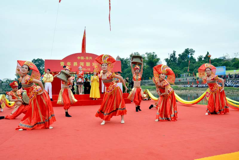 各精彩歌舞节目已给两国人民留下深刻的印象，让两国人民更加了解彼此国家文化和风俗习惯，有助于深化越中两国友谊。（图片来源：mongcai.gov.vn）
