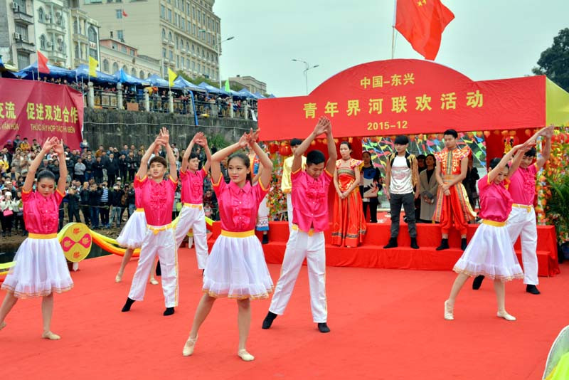 两国青年所演出的各歌舞节目均带有两国传统民歌和现代音乐。（图片来源：mongcai.gov.vn）