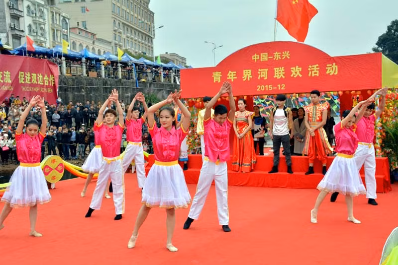 两国青年所演出的各歌舞节目均带有两国传统民歌和现代音乐。（图片来源：mongcai.gov.vn）