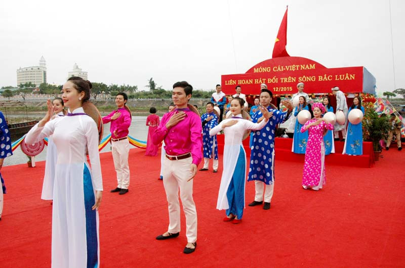 各精彩歌舞节目已给两国人民留下深刻的印象，让两国人民更加了解彼此国家文化和风俗习惯，有助于深化越中两国友谊。（图片来源：mongcai.gov.vn）