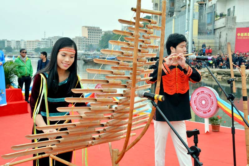 两国青年所演出的各歌舞节目均带有两国传统民歌和现代音乐。（图片来源：mongcai.gov.vn）