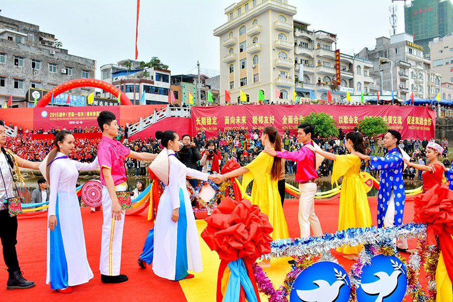 在对歌联欢活动中，中越两国青年歌手已唱起了许多充分体现爱国主义、男女恋爱、和平渴望、青年渴望和越中两国友谊的歌曲。（图片来源：mongcai.gov.vn）