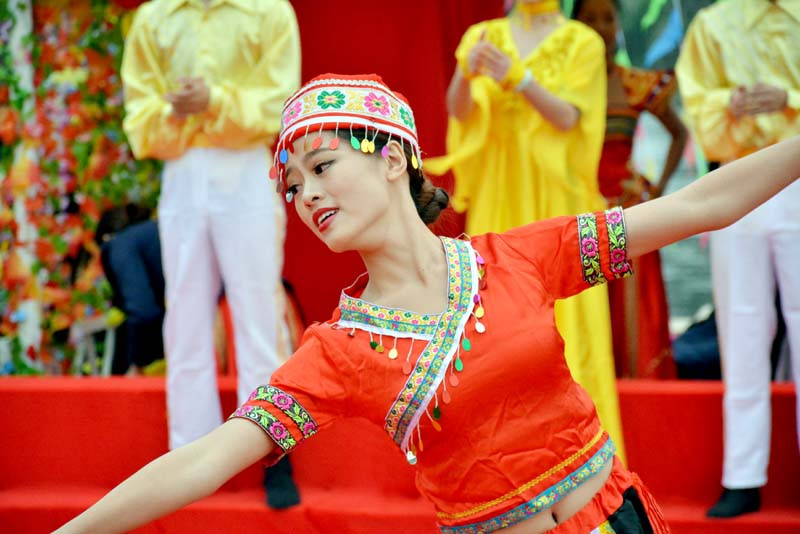 在对歌联欢活动中，中越两国青年歌手已唱起了许多充分体现爱国主义、男女恋爱、和平渴望、青年渴望和越中两国友谊的歌曲。（图片来源：mongcai.gov.vn）