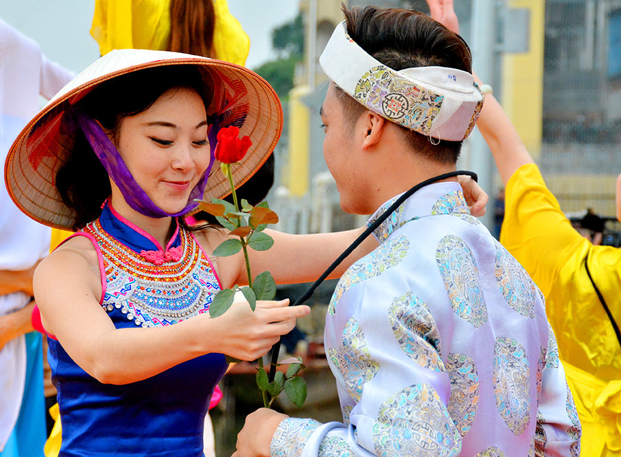 在对歌联欢活动中，中越两国青年歌手已唱起了许多充分体现爱国主义、男女恋爱、和平渴望、青年渴望和越中两国友谊的歌曲。（图片来源：mongcai.gov.vn）