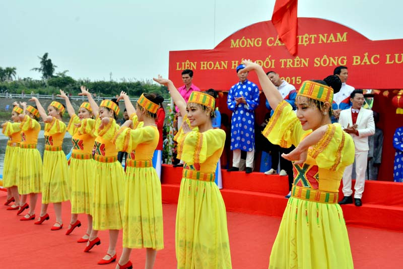 在对歌联欢活动中，中越两国青年歌手已唱起了许多充分体现爱国主义、男女恋爱、和平渴望、青年渴望和越中两国友谊的歌曲。（图片来源：mongcai.gov.vn）