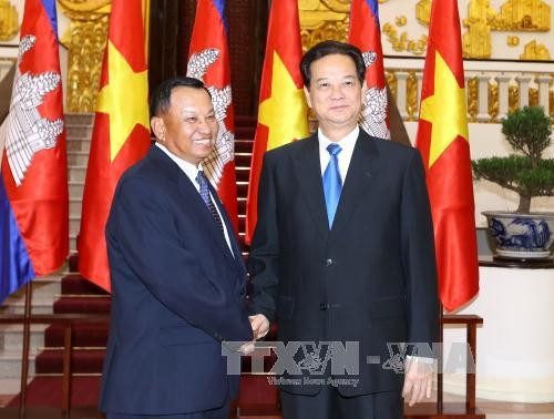 越南政府总理阮晋勇 12 月 16 日会见了正在对越南进行正式访问的柬埔寨王国参议院主席赛冲。（图片来源：越通社）