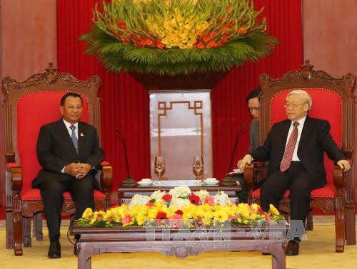 阮富仲总书记对赛宗主席率领柬埔寨参议院高级代表团对越南进行正式访问表示欢迎，祝贺赛宗当选柬埔寨人民党副主席和第三届参议院主席。（图片来源：越通社）