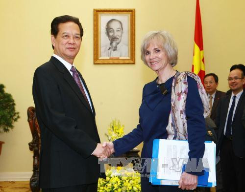 12月16日，越南政府总理阮晋勇 在政府总部会见了来访的法国国民议会外交委员会主席伊丽莎白 • 吉古。（图片来源：越通社）