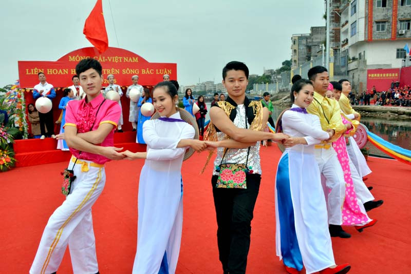 两国青年所演出的各歌舞节目均带有两国传统民歌和现代音乐。（图片来源：mongcai.gov.vn）