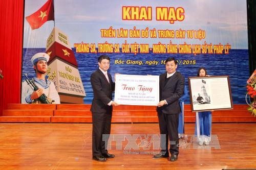 越南信息传媒部副部长范洪海向北江省赠送有关黄沙和长沙两个群岛的资料和地图。