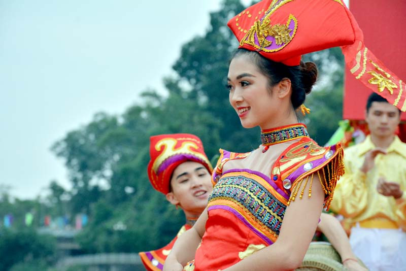 在对歌联欢活动中，中越两国青年歌手已唱起了许多充分体现爱国主义、男女恋爱、和平渴望、青年渴望和越中两国友谊的歌曲。（图片来源：mongcai.gov.vn）